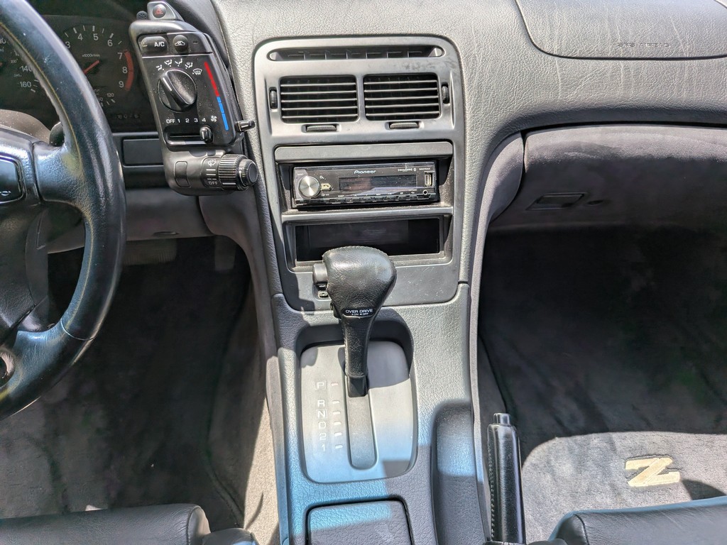 Nissan 300ZX Vehicle Full-screen Gallery Image 12