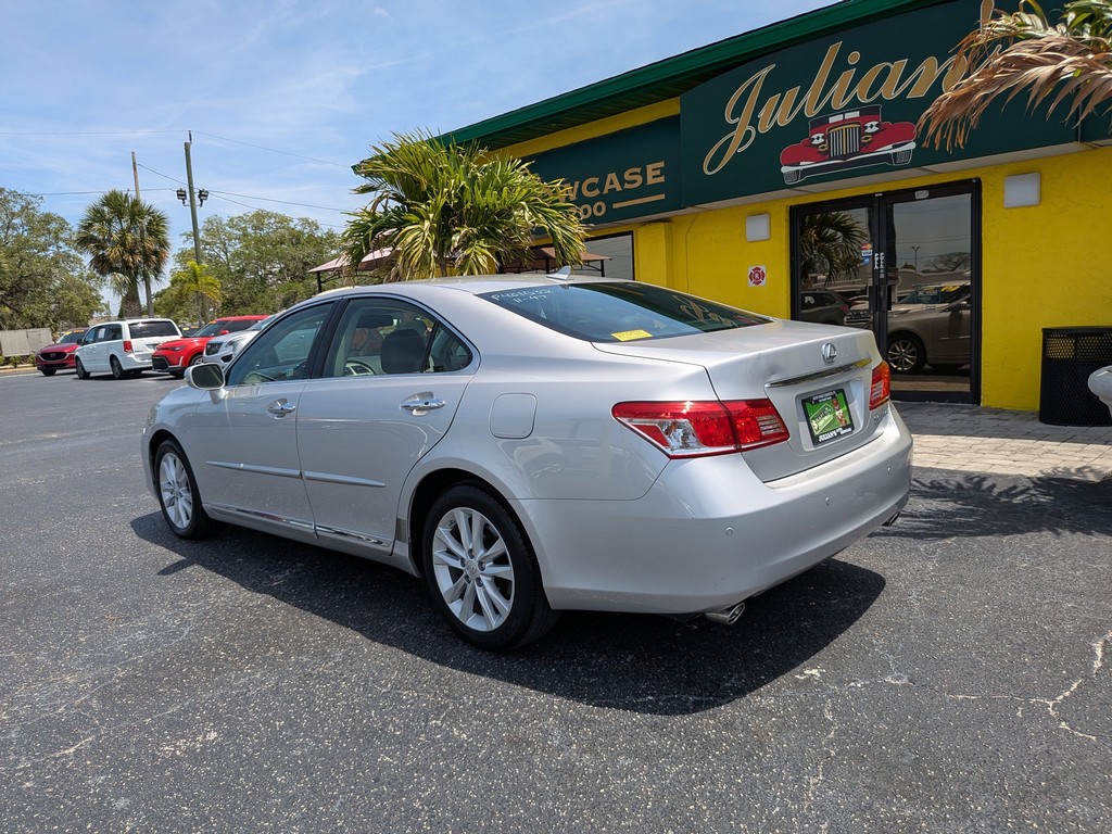 Lexus ES 350 Vehicle Full-screen Gallery Image 03