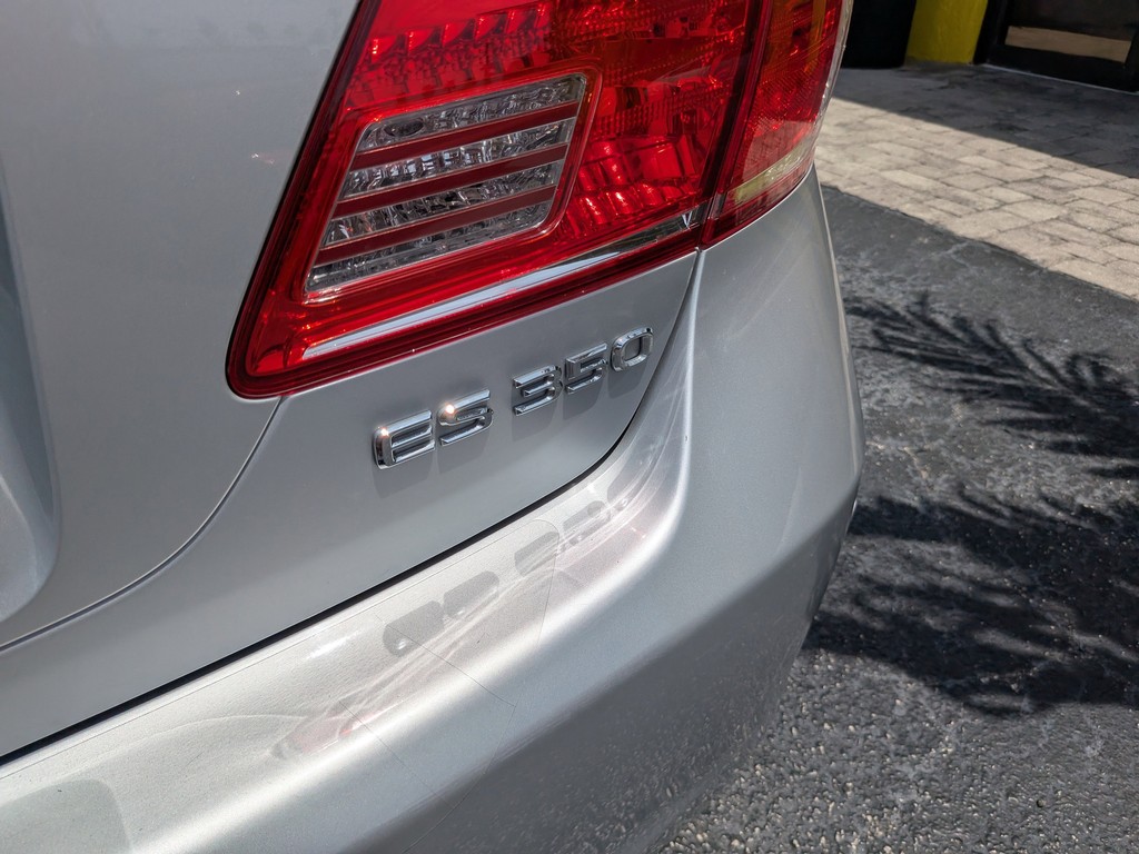 Lexus ES 350 Vehicle Full-screen Gallery Image 08