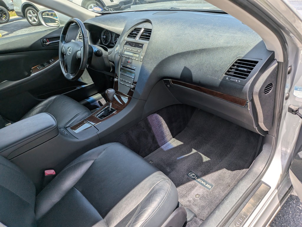 Lexus ES 350 Vehicle Full-screen Gallery Image 10