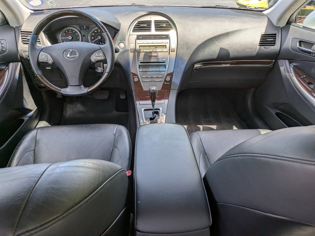 Lexus ES 350 Vehicle Full-screen Gallery Image 11