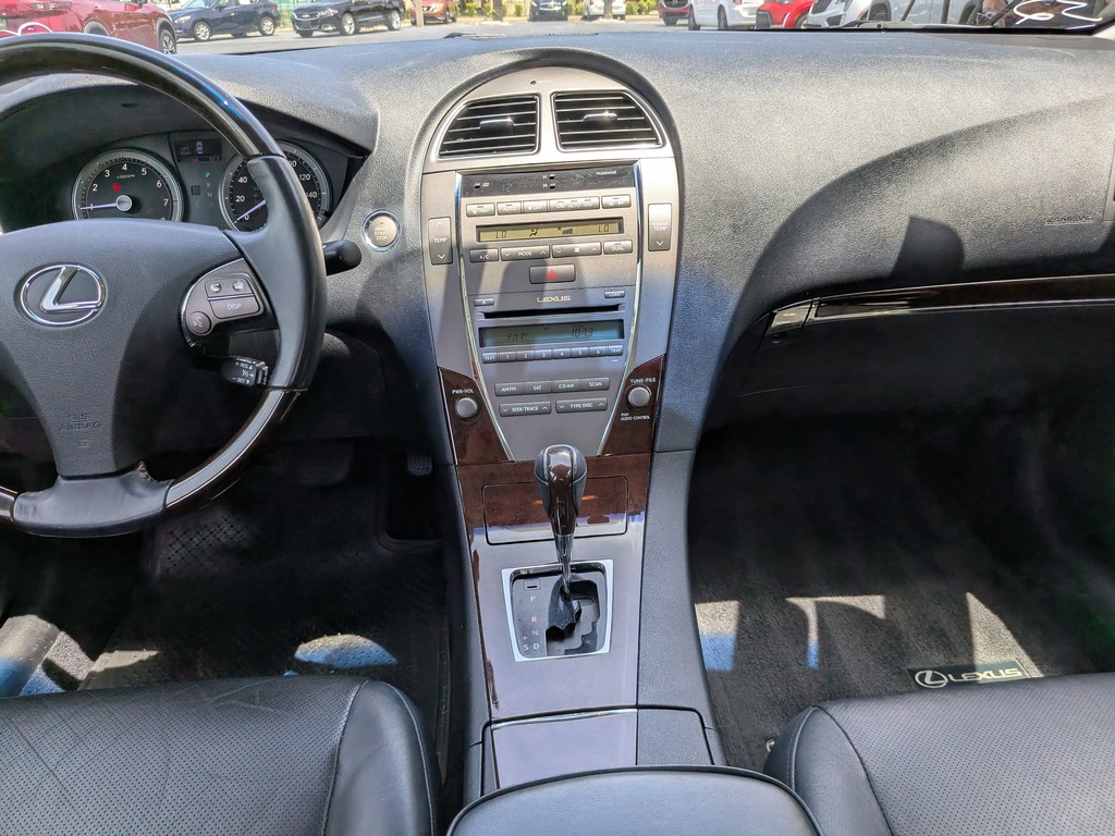 Lexus ES 350 Vehicle Full-screen Gallery Image 13
