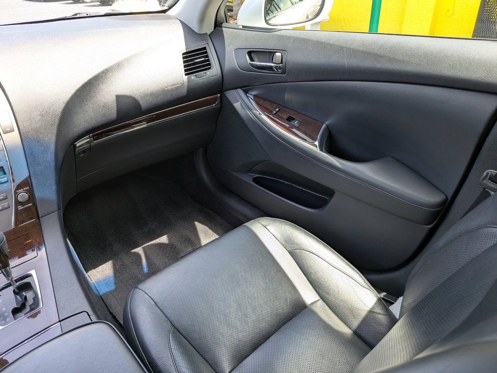 Lexus ES 350 Vehicle Full-screen Gallery Image 14