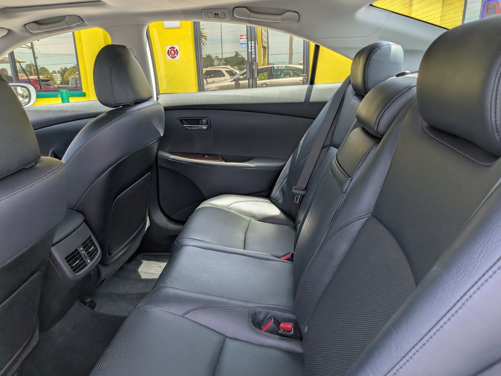 Lexus ES 350 Vehicle Full-screen Gallery Image 15