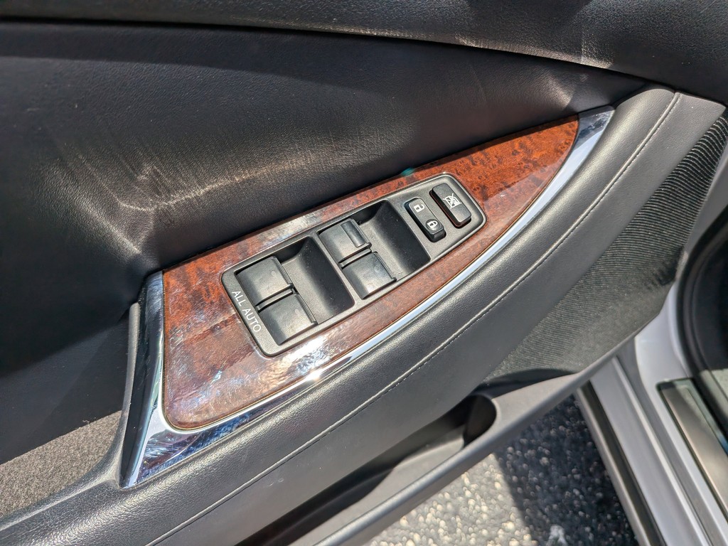 Lexus ES 350 Vehicle Full-screen Gallery Image 16