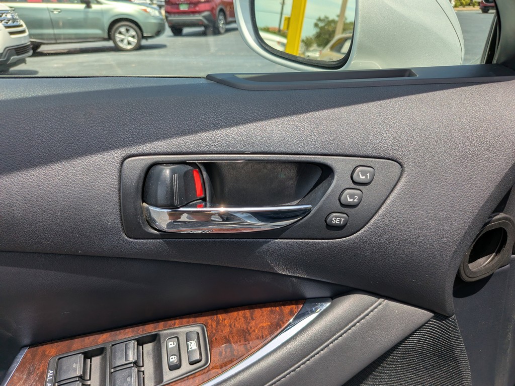 Lexus ES 350 Vehicle Full-screen Gallery Image 17