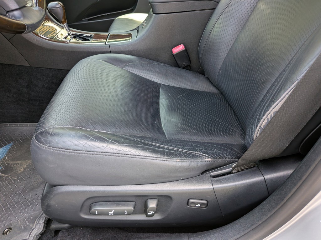 Lexus ES 350 Vehicle Full-screen Gallery Image 18