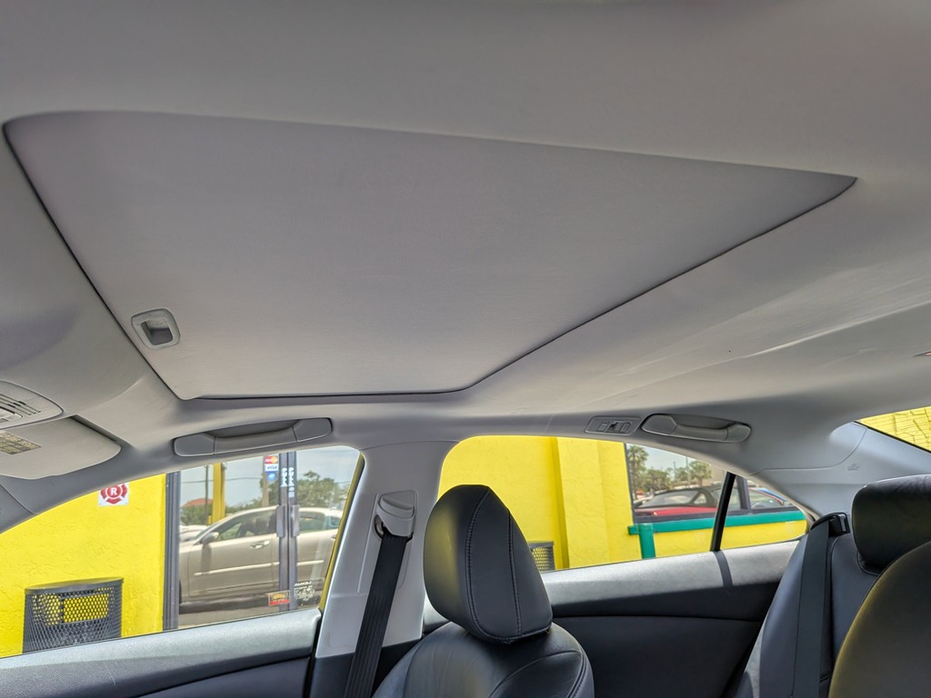 Lexus ES 350 Vehicle Full-screen Gallery Image 19
