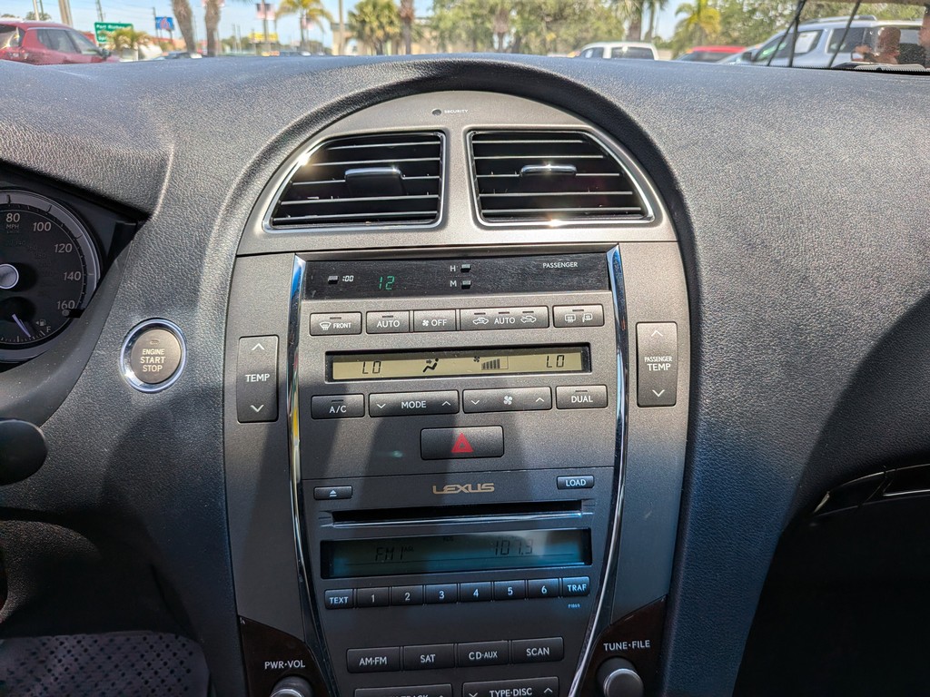 Lexus ES 350 Vehicle Full-screen Gallery Image 20