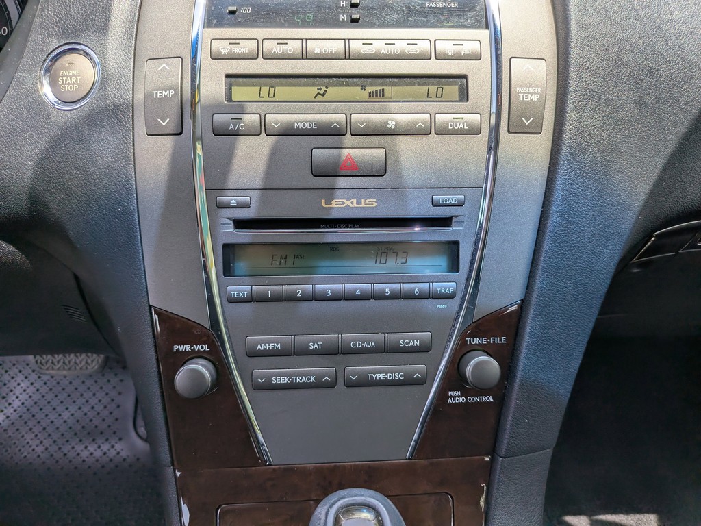 Lexus ES 350 Vehicle Full-screen Gallery Image 21