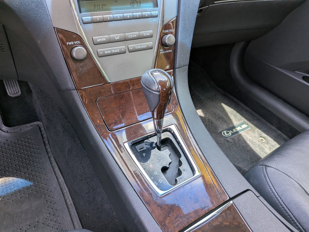 Lexus ES 350 Vehicle Full-screen Gallery Image 23