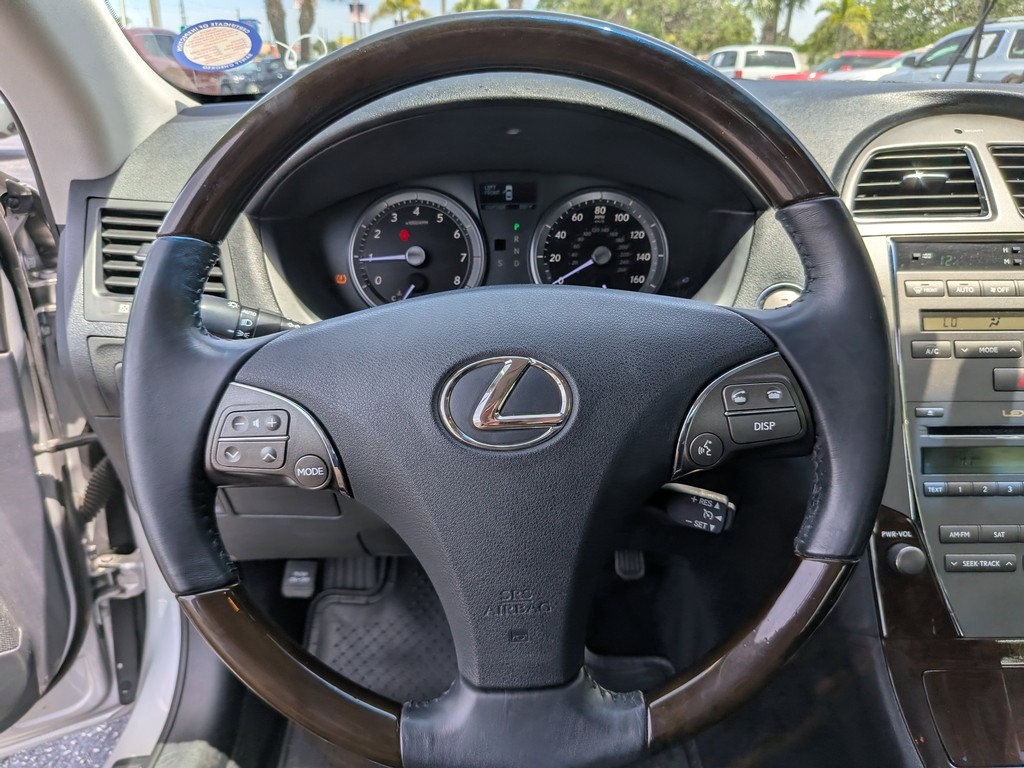 Lexus ES 350 Vehicle Full-screen Gallery Image 25