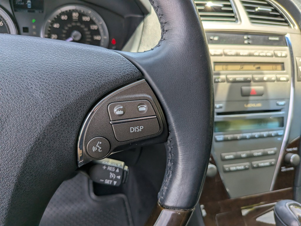 Lexus ES 350 Vehicle Full-screen Gallery Image 27