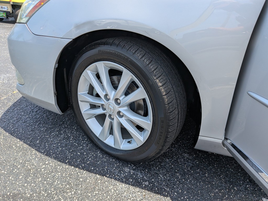 Lexus ES 350 Vehicle Full-screen Gallery Image 31