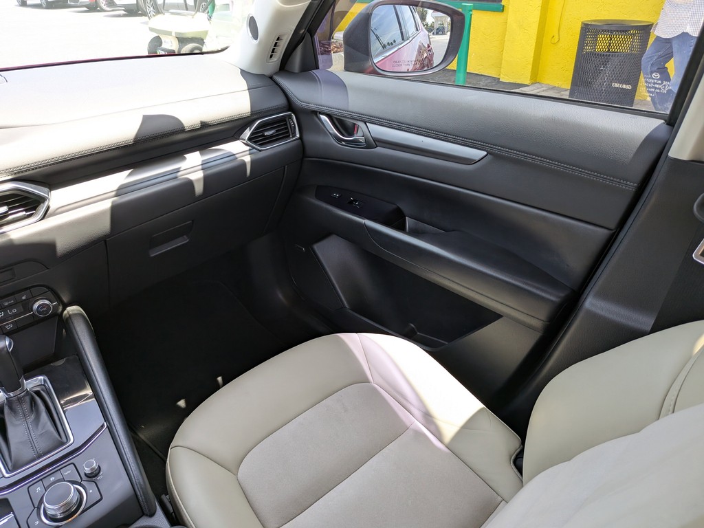 Mazda CX-5 Vehicle Full-screen Gallery Image 15