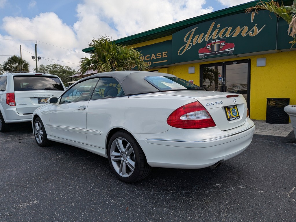 Mercedes-Benz CLK-Class Vehicle Full-screen Gallery Image 03