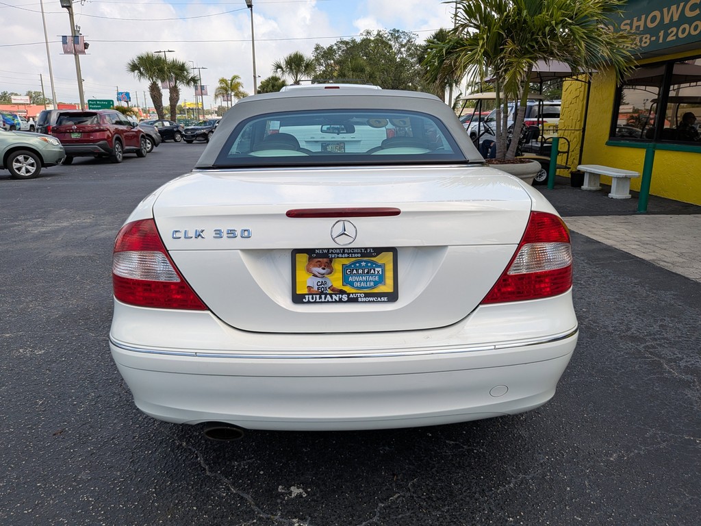 Mercedes-Benz CLK-Class Vehicle Full-screen Gallery Image 04