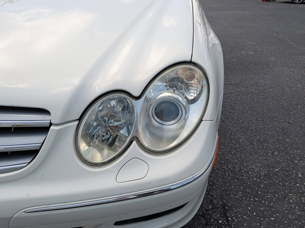 Mercedes-Benz CLK-Class Vehicle Full-screen Gallery Image 05