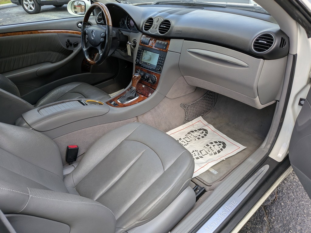 Mercedes-Benz CLK-Class Vehicle Full-screen Gallery Image 08