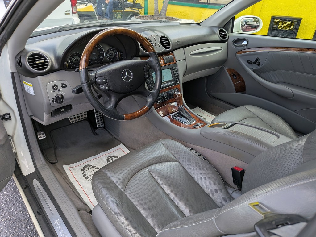 Mercedes-Benz CLK-Class Vehicle Full-screen Gallery Image 09