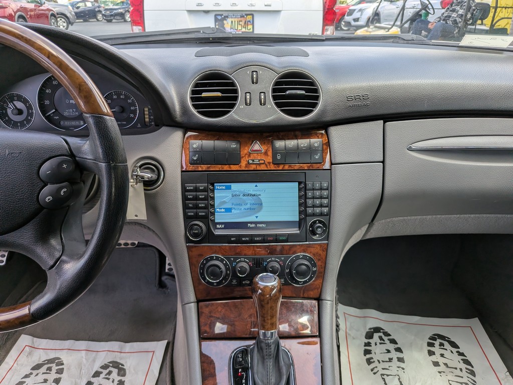 Mercedes-Benz CLK-Class Vehicle Full-screen Gallery Image 11