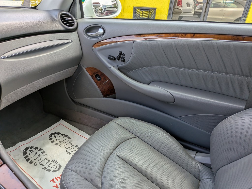 Mercedes-Benz CLK-Class Vehicle Full-screen Gallery Image 12