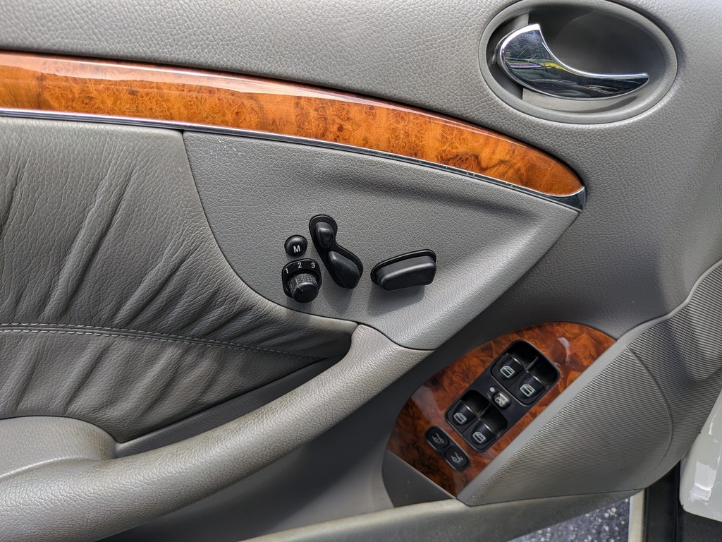 Mercedes-Benz CLK-Class Vehicle Full-screen Gallery Image 13