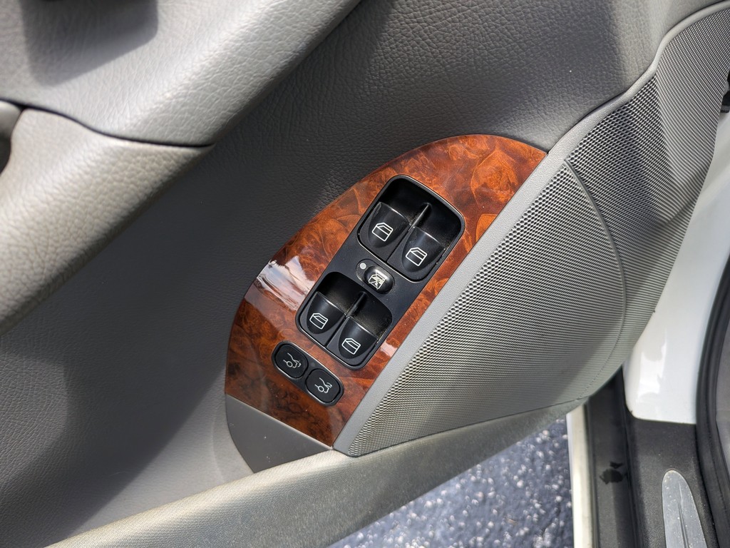 Mercedes-Benz CLK-Class Vehicle Full-screen Gallery Image 14