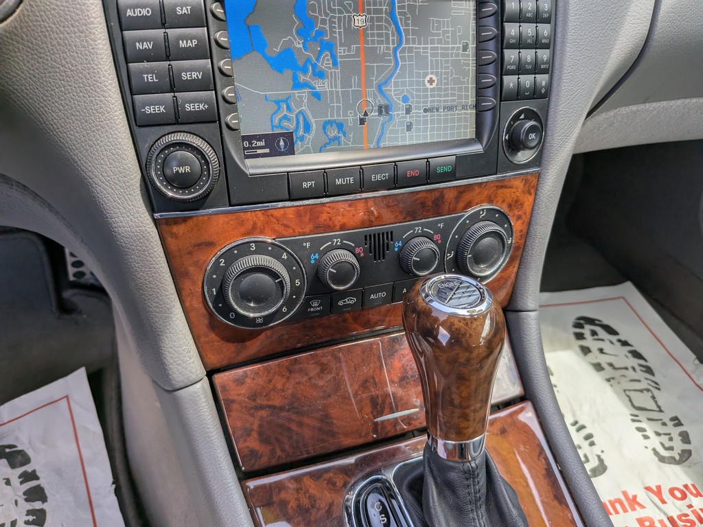 Mercedes-Benz CLK-Class Vehicle Full-screen Gallery Image 21
