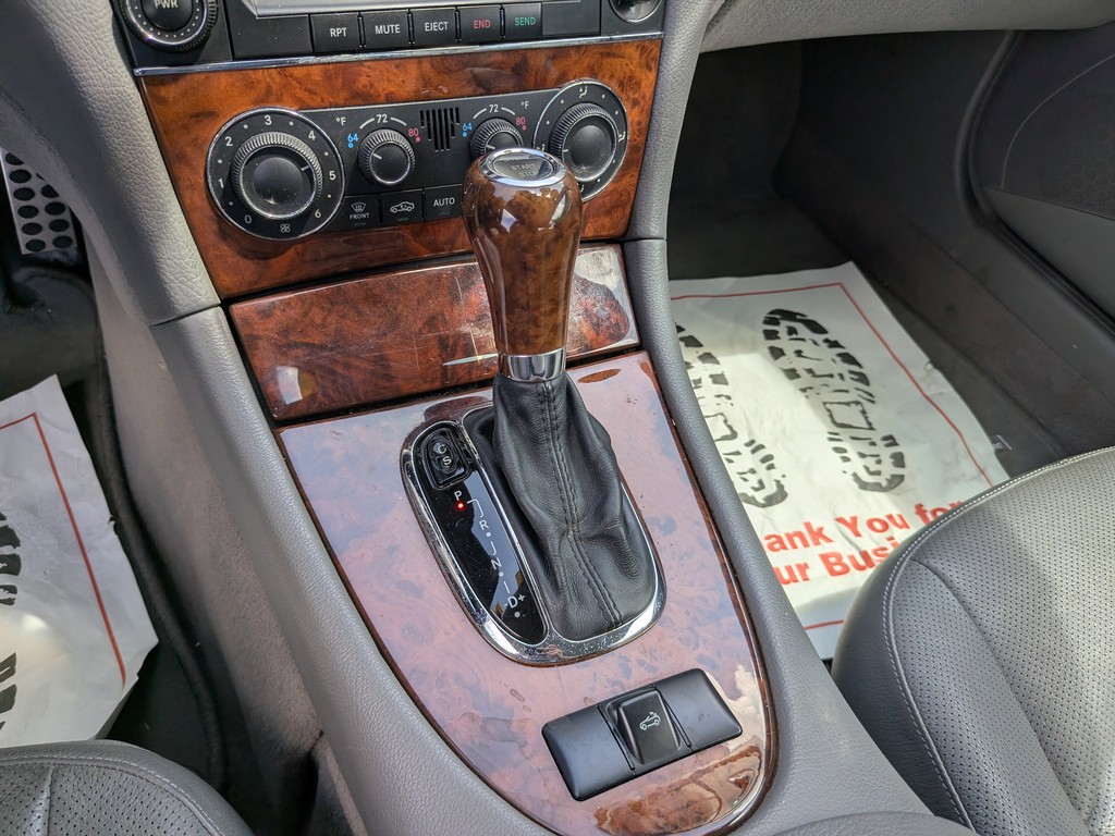 Mercedes-Benz CLK-Class Vehicle Full-screen Gallery Image 22