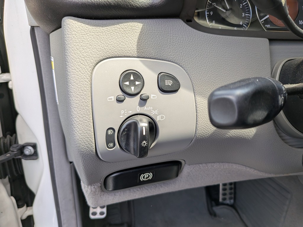 Mercedes-Benz CLK-Class Vehicle Full-screen Gallery Image 23