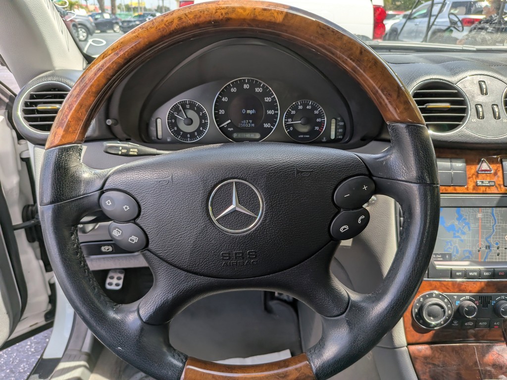 Mercedes-Benz CLK-Class Vehicle Full-screen Gallery Image 24