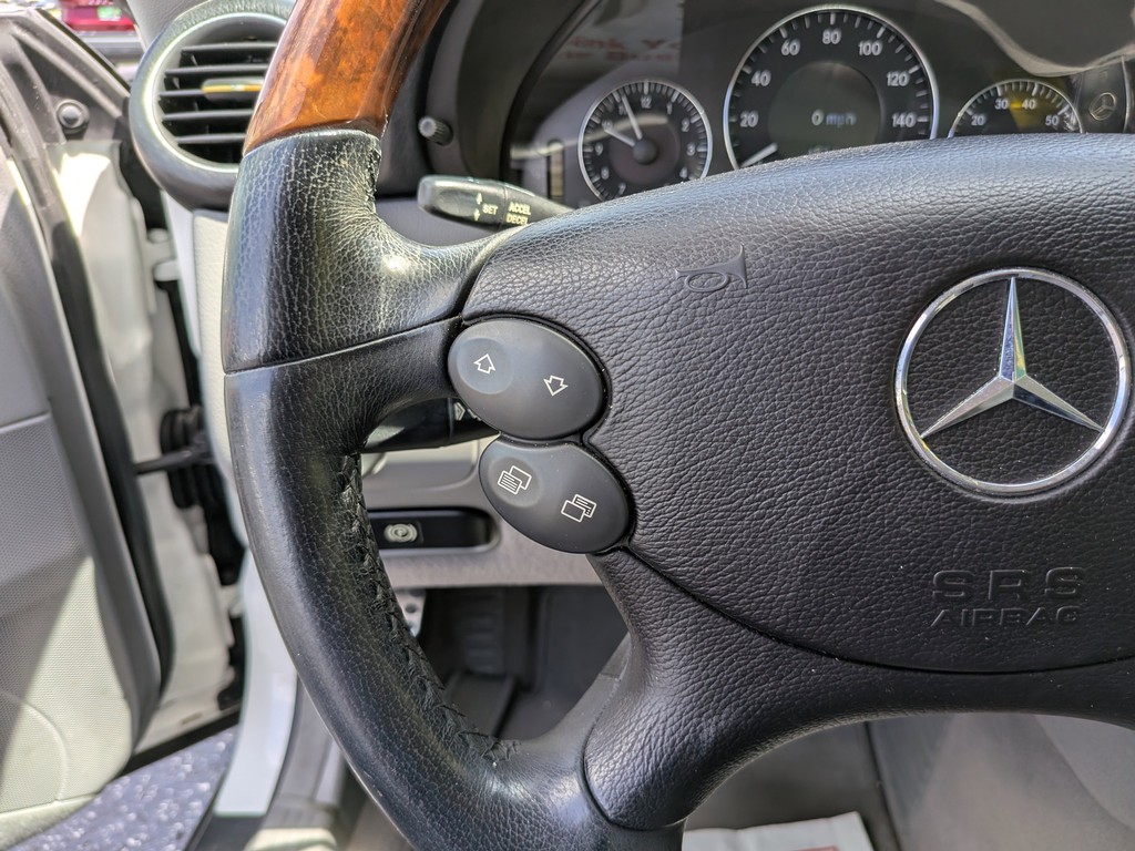 Mercedes-Benz CLK-Class Vehicle Full-screen Gallery Image 25