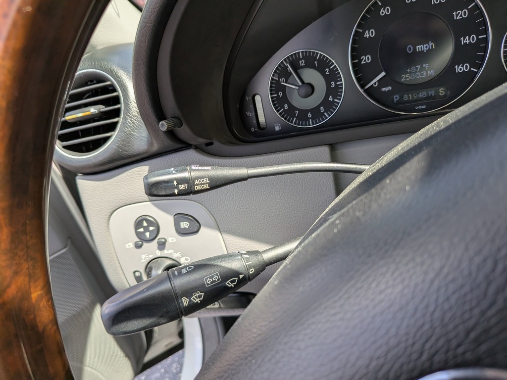 Mercedes-Benz CLK-Class Vehicle Full-screen Gallery Image 27