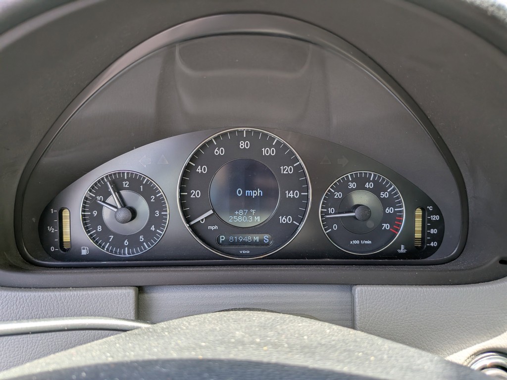 Mercedes-Benz CLK-Class Vehicle Full-screen Gallery Image 28