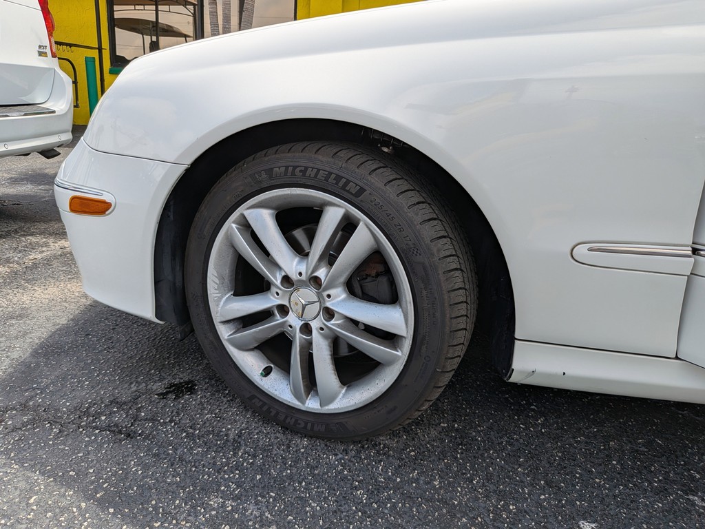 Mercedes-Benz CLK-Class Vehicle Full-screen Gallery Image 29