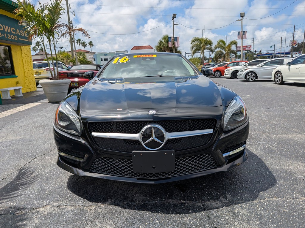Mercedes-Benz SL Vehicle Full-screen Gallery Image 05