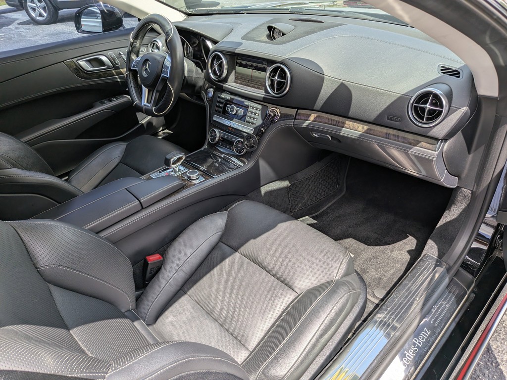 Mercedes-Benz SL Vehicle Full-screen Gallery Image 10