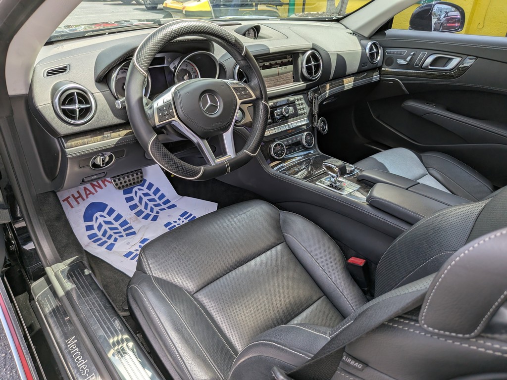 Mercedes-Benz SL Vehicle Full-screen Gallery Image 11