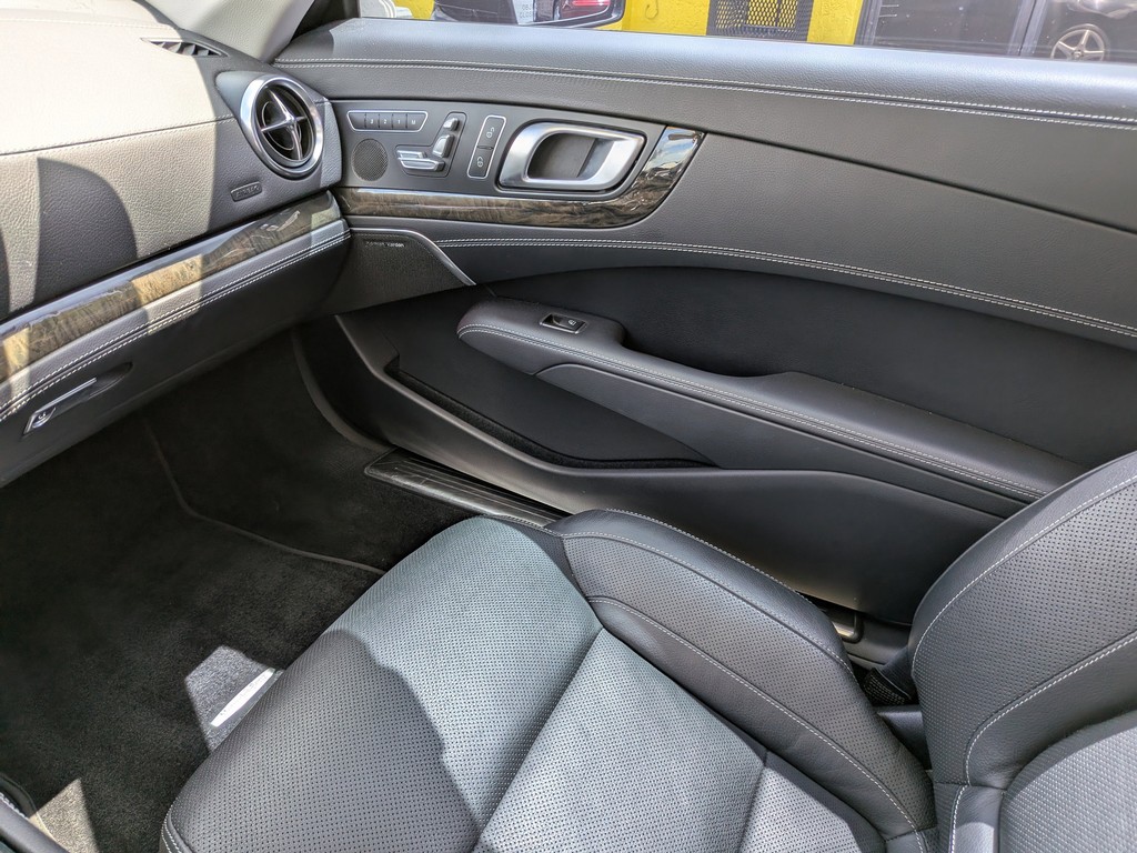 Mercedes-Benz SL Vehicle Full-screen Gallery Image 14