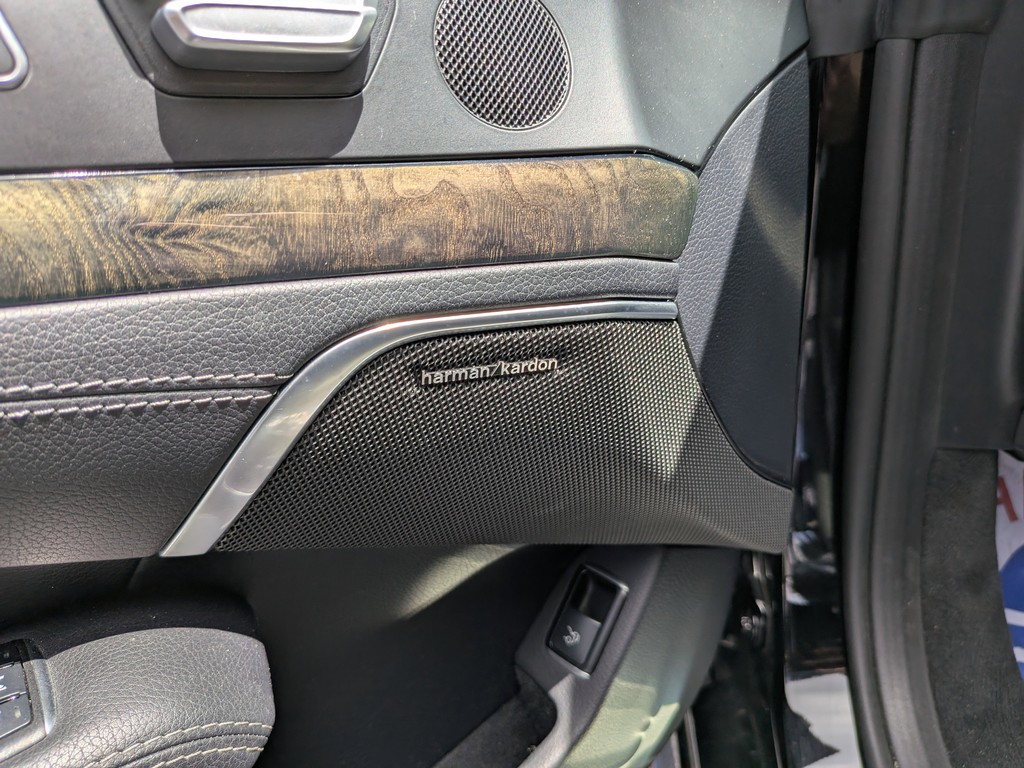Mercedes-Benz SL Vehicle Full-screen Gallery Image 16