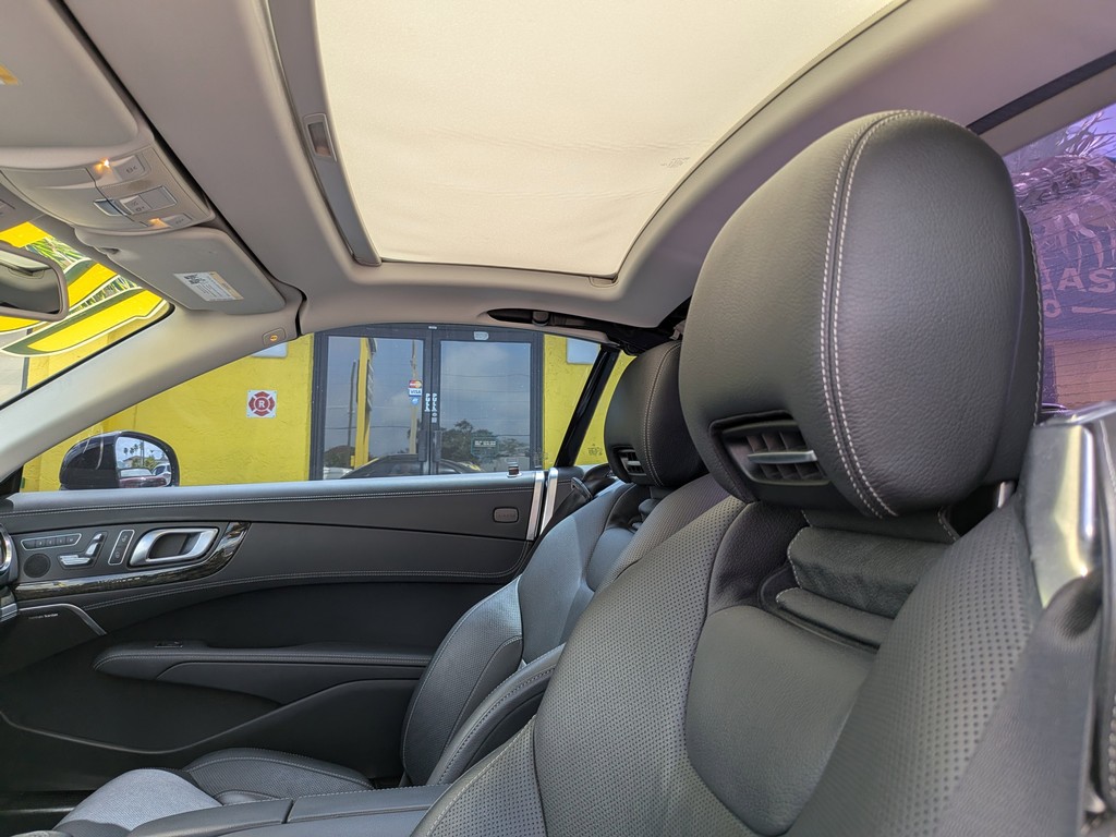 Mercedes-Benz SL Vehicle Full-screen Gallery Image 17