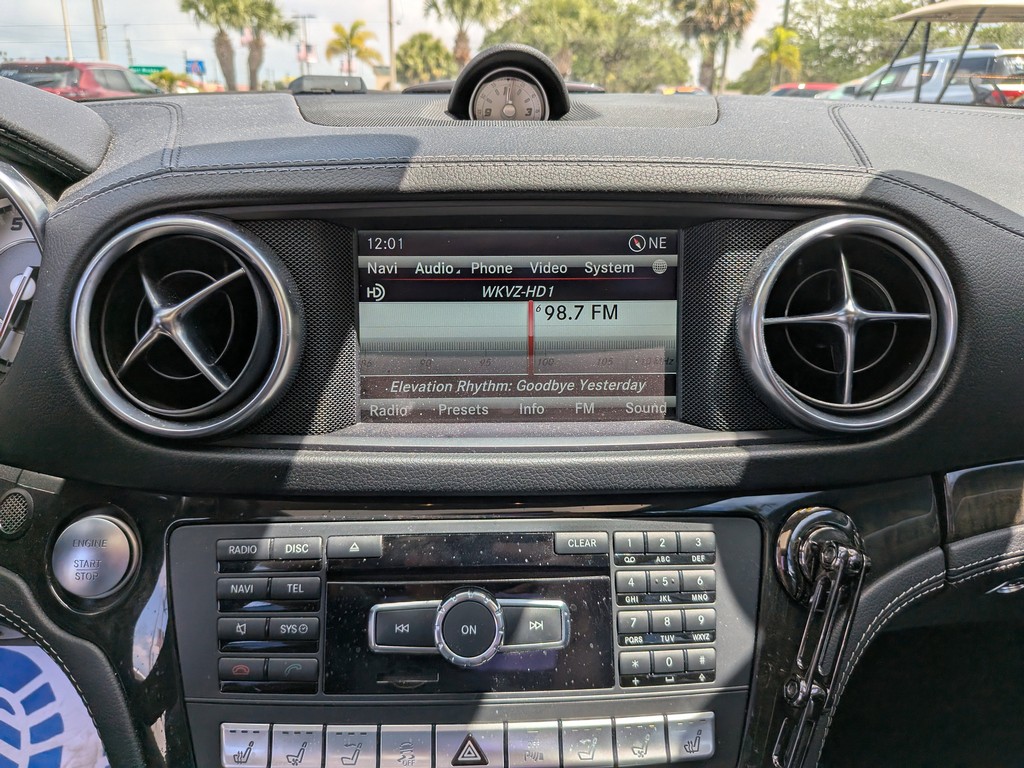 Mercedes-Benz SL Vehicle Full-screen Gallery Image 18