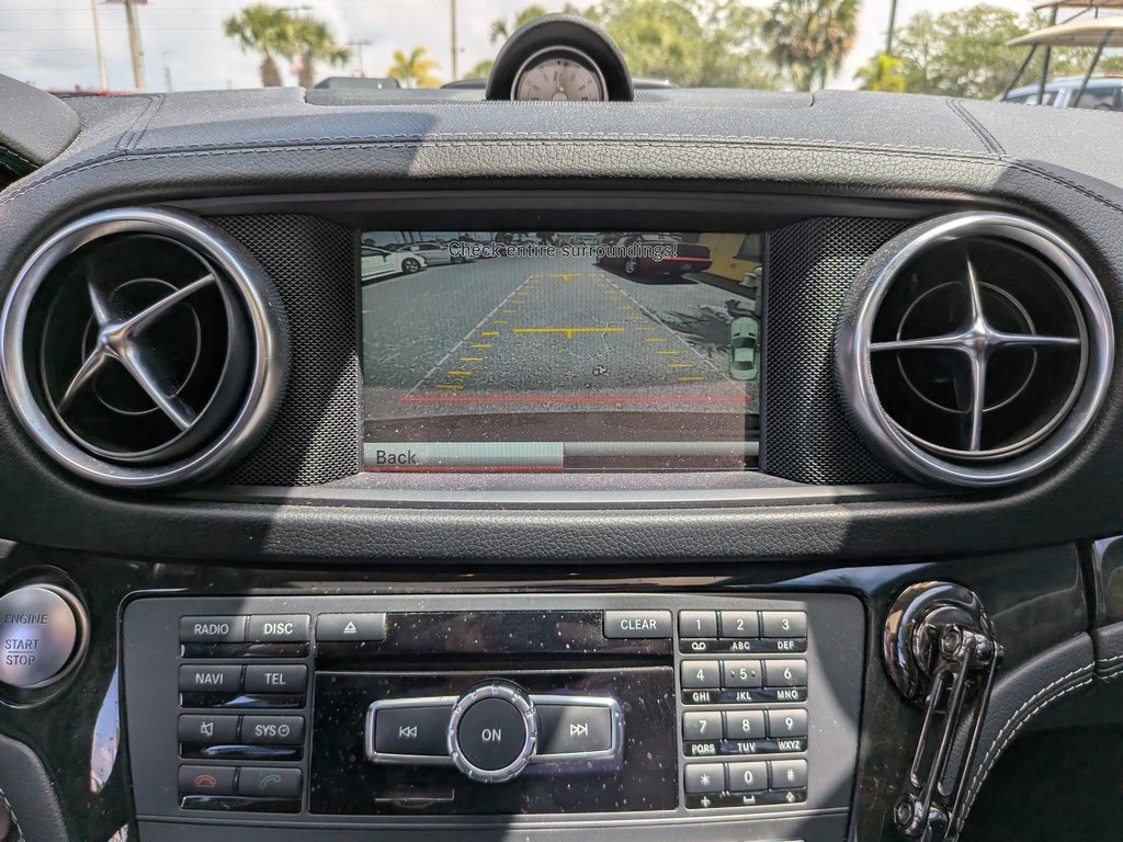 Mercedes-Benz SL Vehicle Full-screen Gallery Image 20
