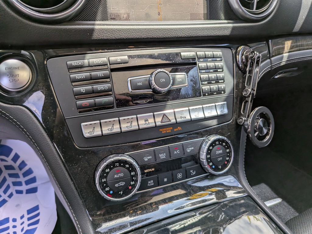 Mercedes-Benz SL Vehicle Full-screen Gallery Image 21