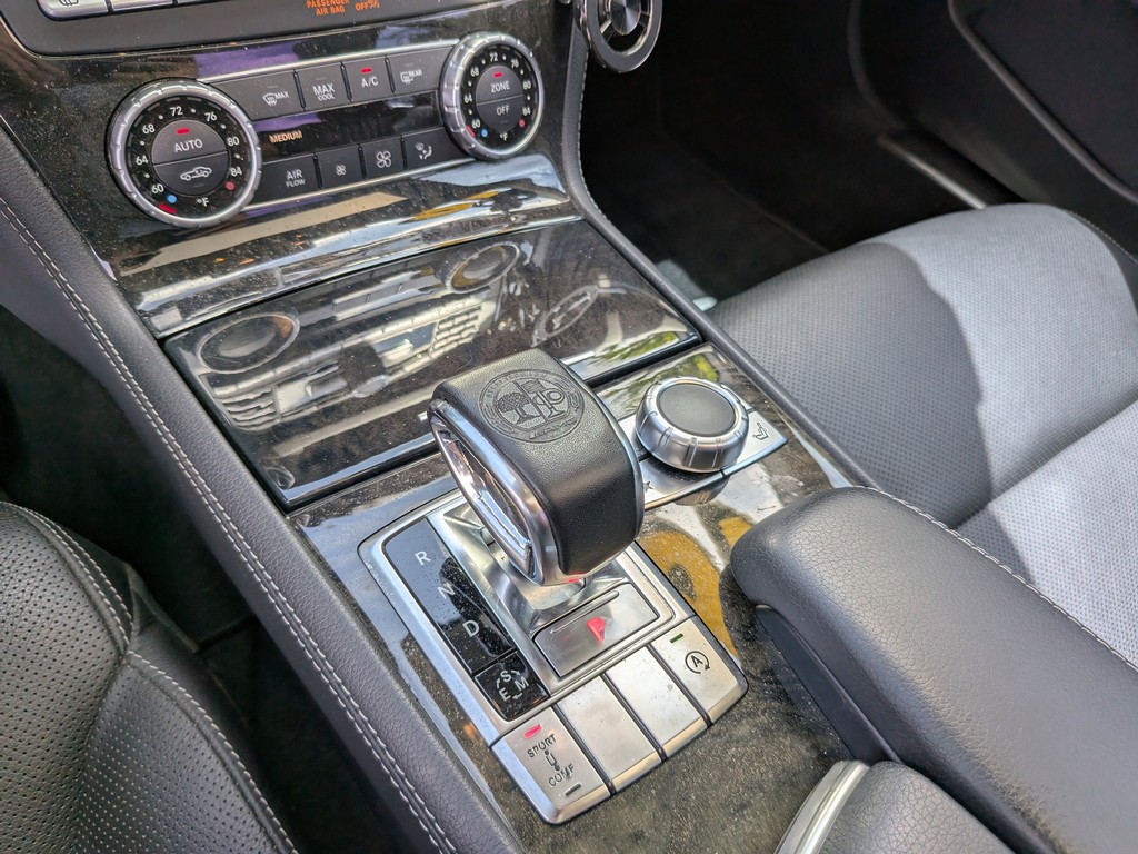 Mercedes-Benz SL Vehicle Full-screen Gallery Image 23