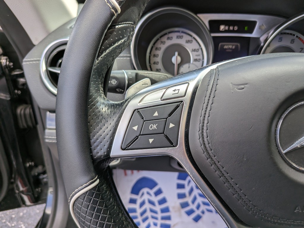 Mercedes-Benz SL Vehicle Full-screen Gallery Image 26