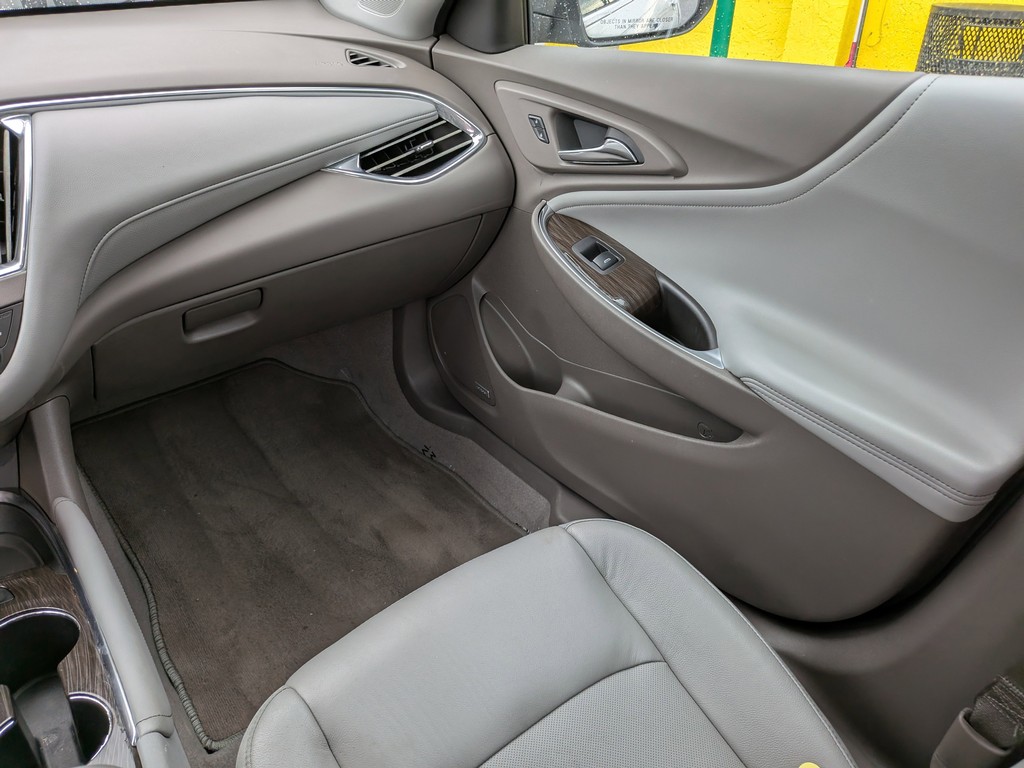 Chevrolet Malibu Vehicle Full-screen Gallery Image 13
