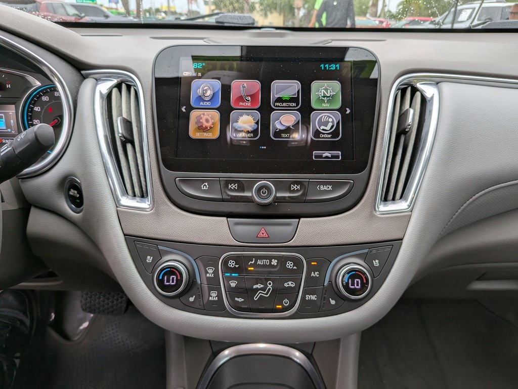 Chevrolet Malibu Vehicle Full-screen Gallery Image 20