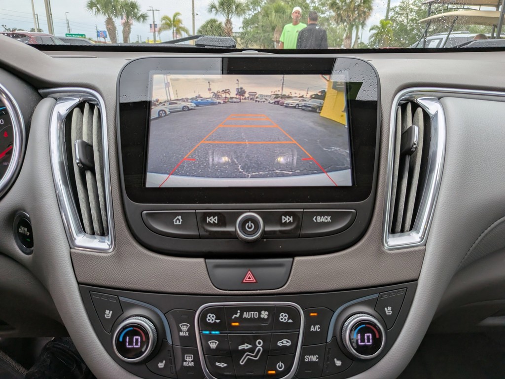 Chevrolet Malibu Vehicle Full-screen Gallery Image 22